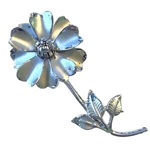 Daisy Brooch Vintage Capsule Grannycore Minimalist Ethereal Modest Timeless